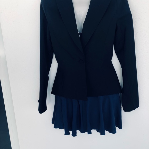 in Italy Jackets & Blazers - Structured Black Single-Button Tailored Blazer. Size 0